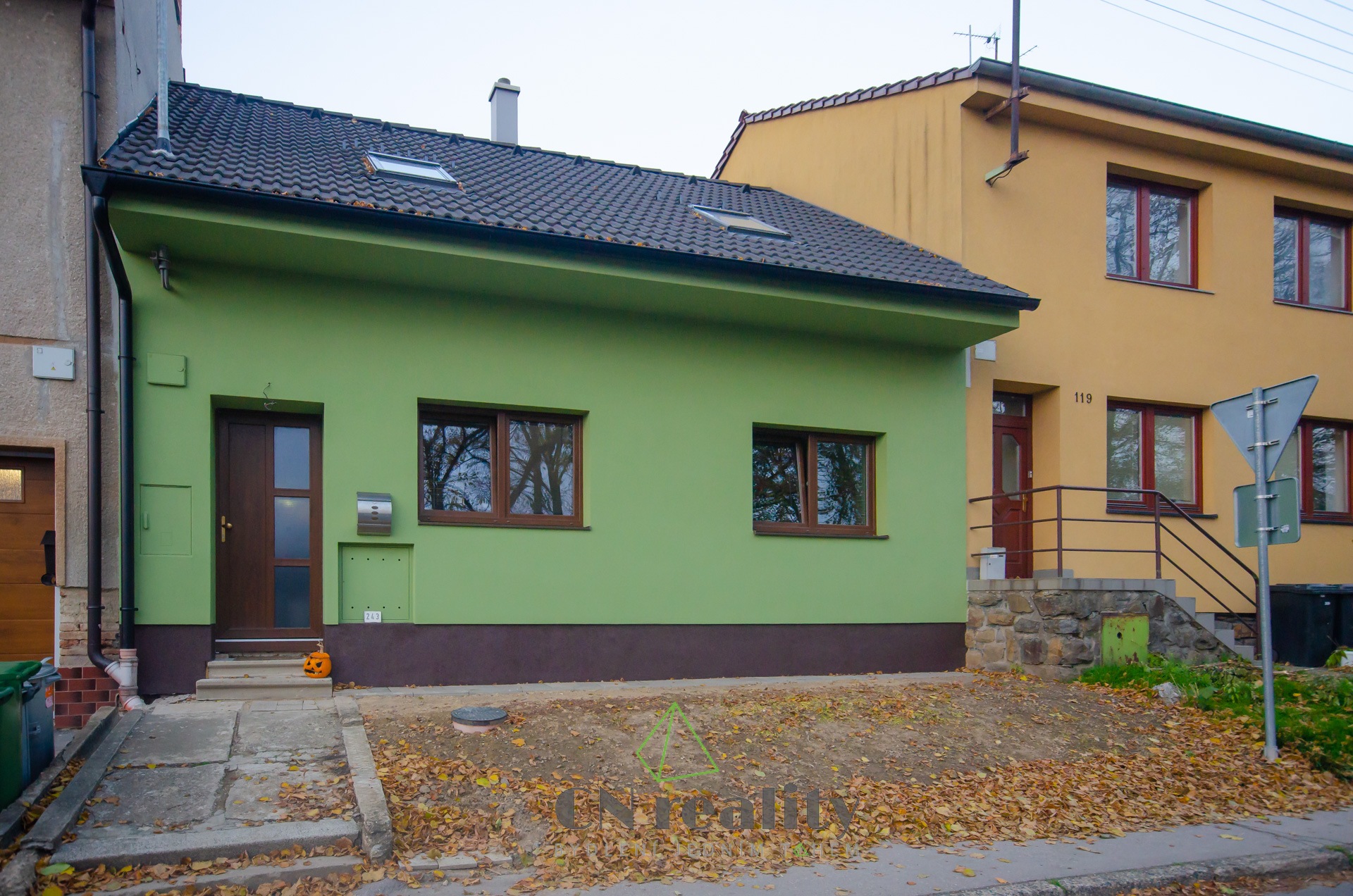 PRODÁNO - prodej rodinného domu se dvorem, zahradou a podsklepenou dílnou v Holubicích