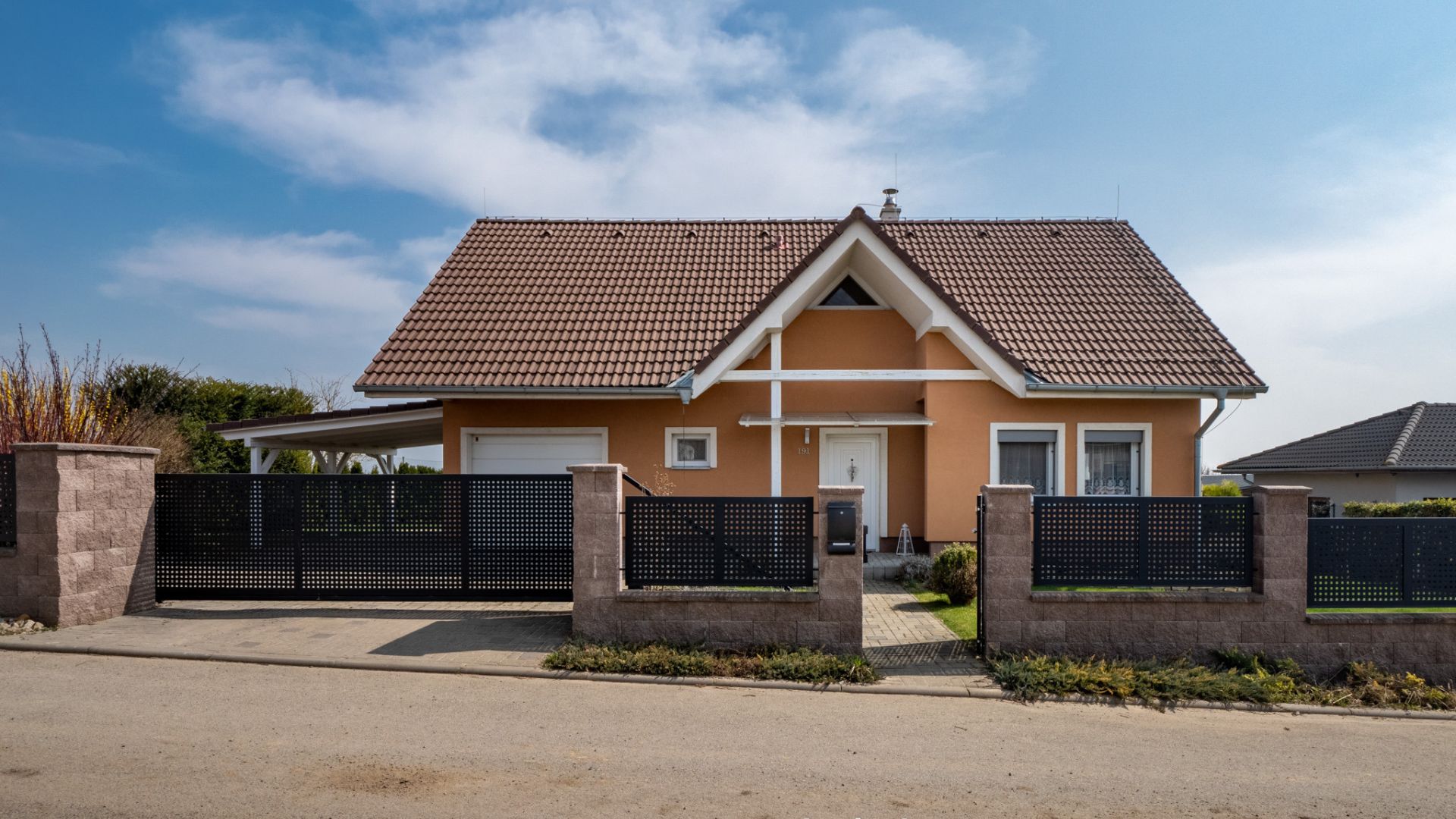 Prodej samostatně stojícího rodinného domu 5+kk s garáží v Těšeticích